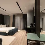 Demi 4*