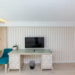 Demi Hotel