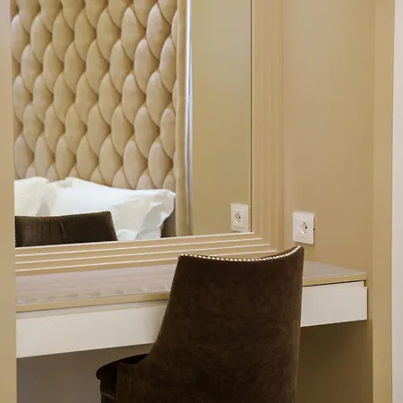 Demi 4* Σαράντα