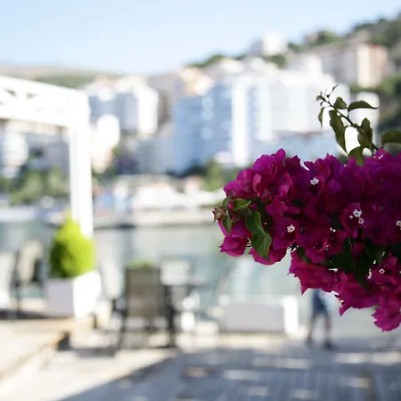 Ξενοδοχείο Demi 4*